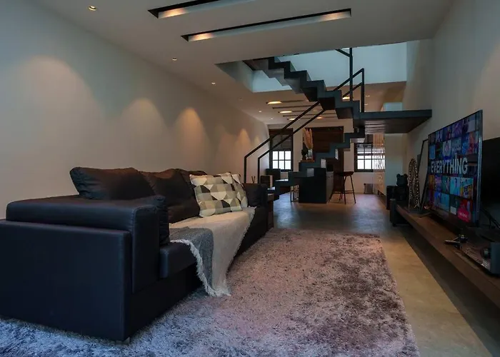 Georgetown Minimalist Elegance 4Br 8Pax